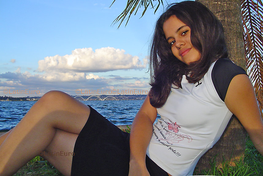 Date this sultry Brazil girl Arianny from NIQUELANDIA B3819