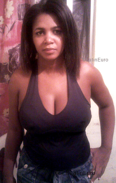 Date this nice looking Brazil girl Paula from SALVADOR B3847