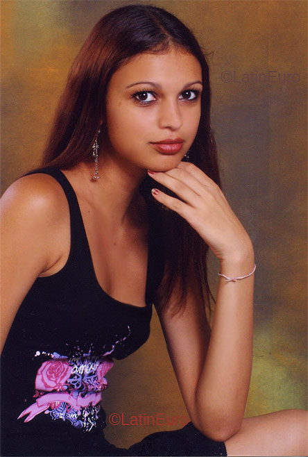 Date this hot Brazil girl Ana from UBERLANDIA B4218
