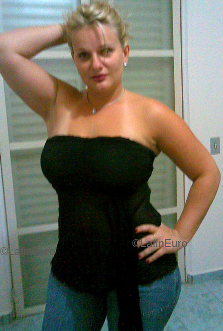Date this voluptuous Brazil girl Claucia from JUNDIAI B4636
