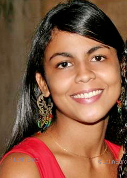 Date this hot Brazil girl Thais from CUIABA B4825