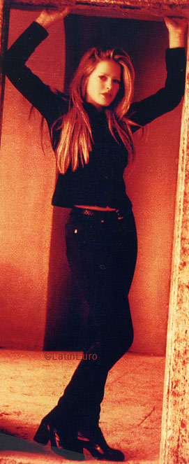 Date this lovely Brazil girl Adriana from CURITIBA B5515