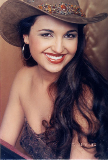 Date this hard body Brazil girl Daiane from COLOMBO B5755