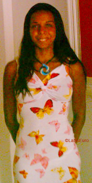 Date this sensual Brazil girl Claudia from SALVADOR B5921