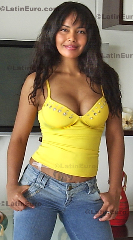 Date this voluptuous Brazil girl Thina from Cuiaba B656