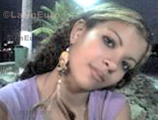 Date this good-looking Brazil girl Giullia from Santos B721