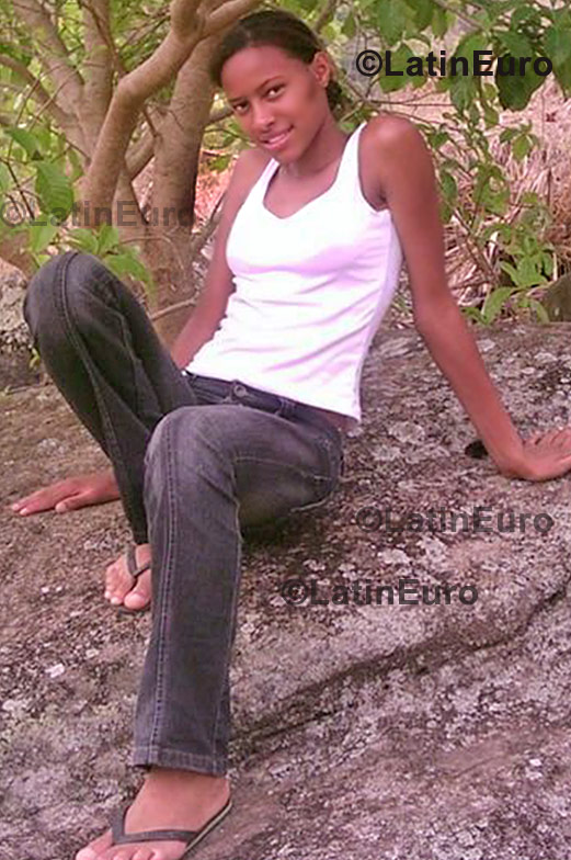 Date this foxy Brazil girl Larissa from Governador Valadares B730