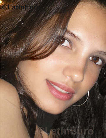 Date this athletic Brazil girl Alyne from Brasilia B749