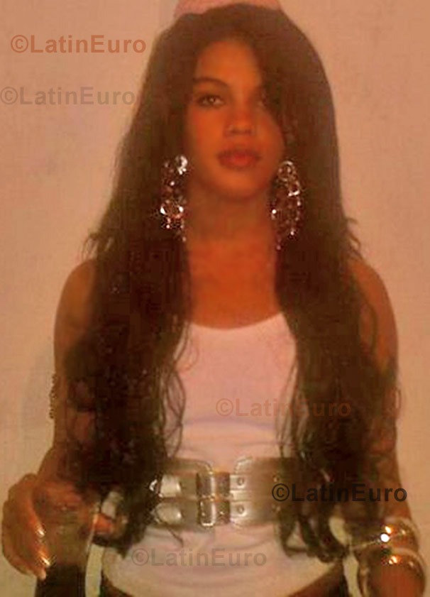 Date this nice looking Brazil girl Paminha from Campos dos Goytacazes B821
