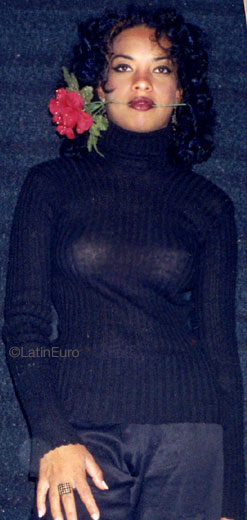 Date this nice looking Brazil girl Silvia from BETIM B8397