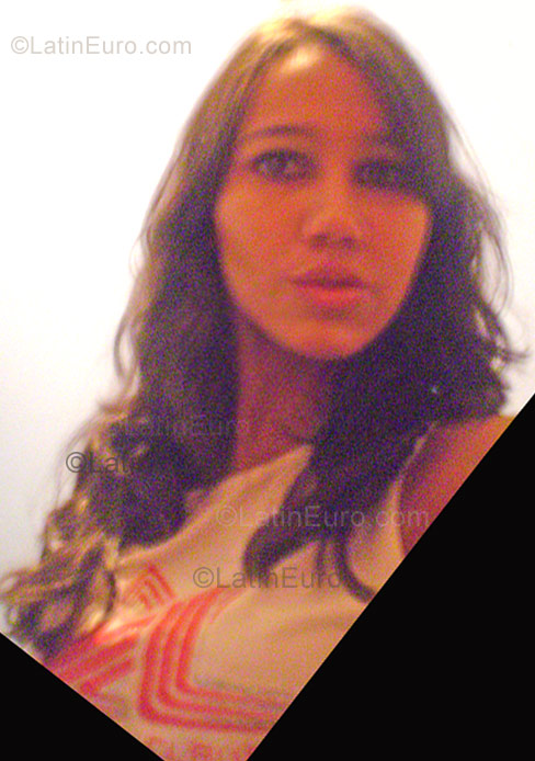 Date this athletic Brazil girl Fernanda from Goiania B964
