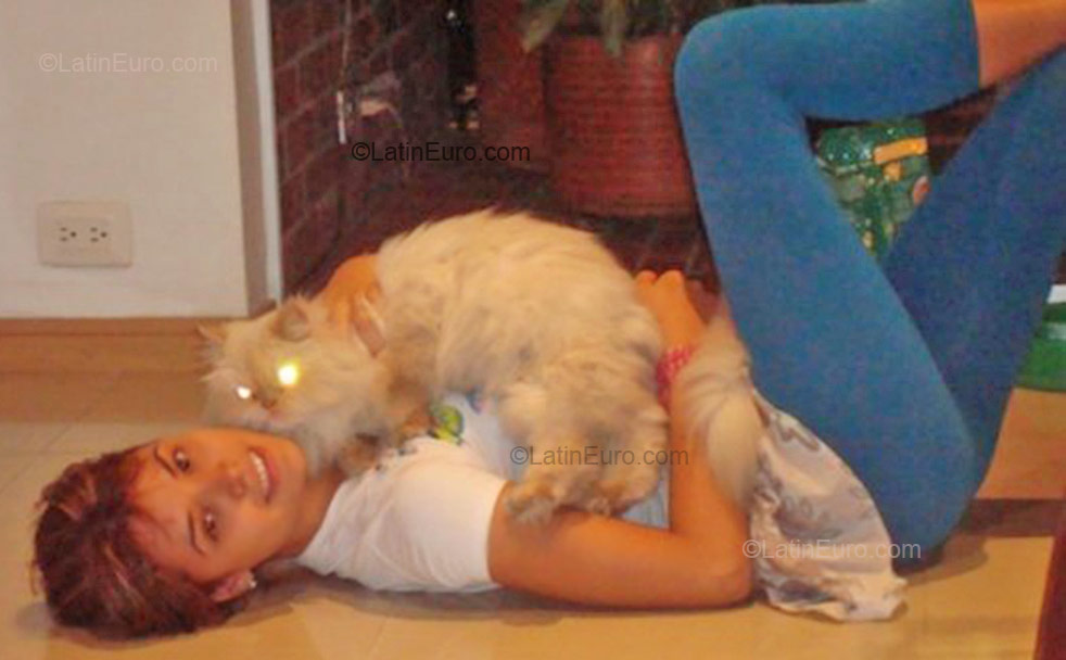 Date this good-looking Colombia girl Andrea from Cali C7908