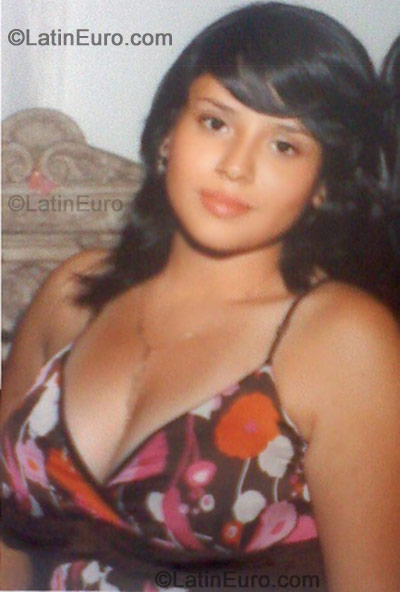 Date this nice looking Colombia girl Viviana from Cali C7914
