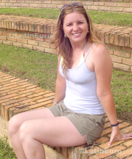 Date this athletic Colombia girl Mary from Floridablanca C8019