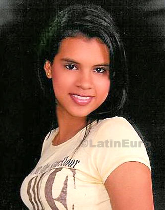 Date this lovely Colombia girl Claudia- from Cali C8031