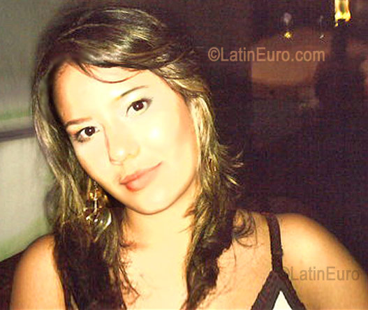 Date this nice looking Colombia girl Laura from Cali C8074