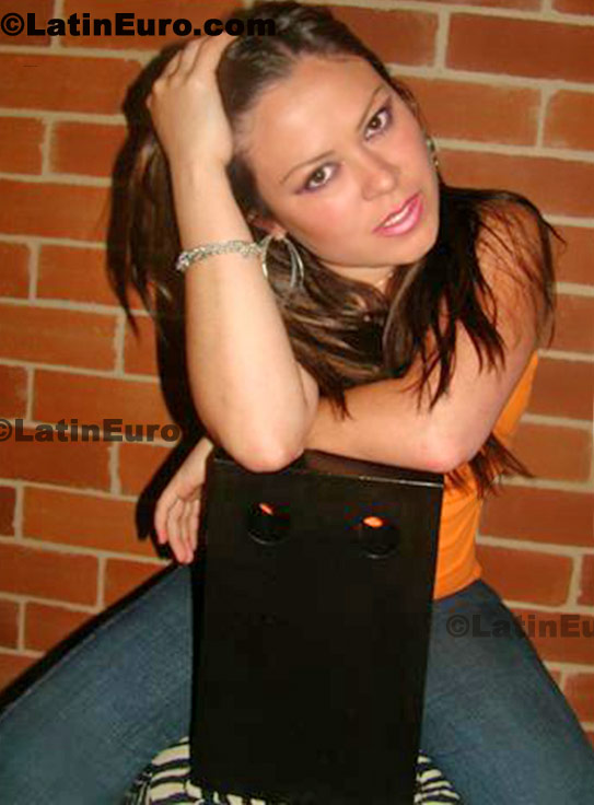 Date this foxy Colombia girl Damaris from  C8285