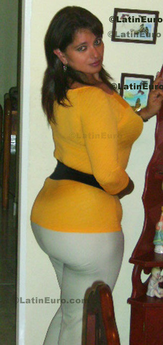 Date this happy Colombia girl Lorena from Armenia C8576