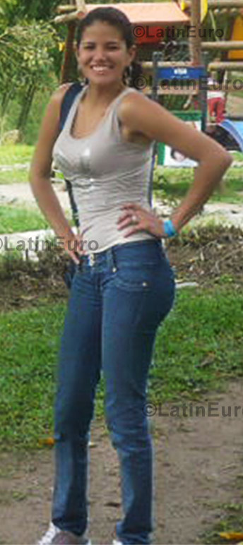 Date this attractive Colombia girl Diana from Armenia C8675