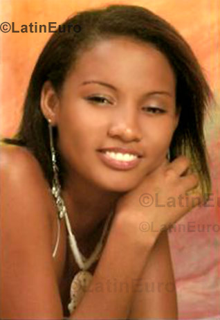 Date this stunning Colombia girl Laura from Cali C8827