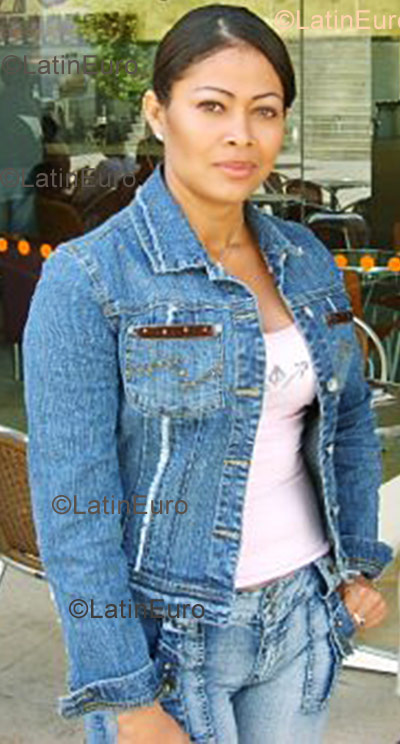 Date this attractive Colombia girl Mildred from  C8897