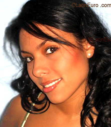 Date this athletic Colombia girl Kelly from Cali C9138