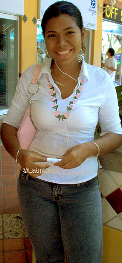 Date this charming Colombia girl Xiomara from  C9398