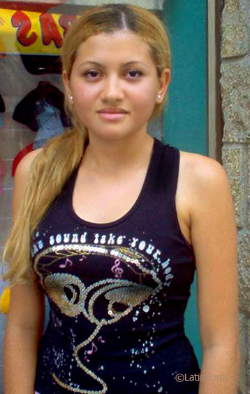 Date this charming Colombia girl Monica from Cartagena C9405