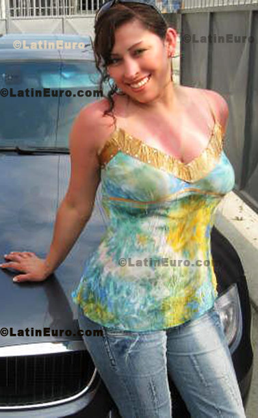 Date this happy Any Country girl Araceli from Lima N-1001