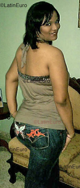 Date this nice looking Dominican Republic girl Jeydy from Santo  Domingo N-125