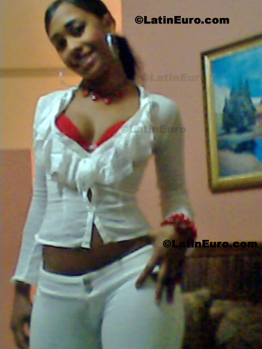 Date this nice looking Dominican Republic girl Yaneris from Santiago N-1281