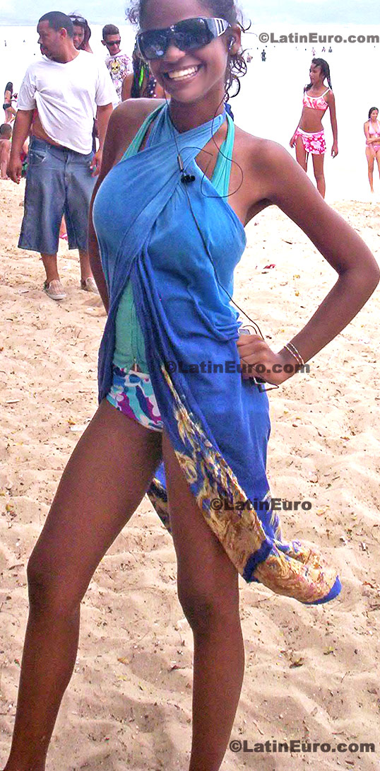 Date this happy Dominican Republic girl Sara from Mao Valverde N-1426