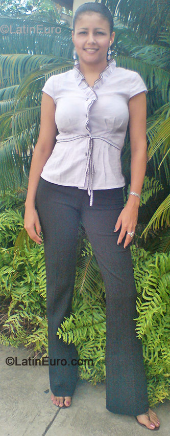 Date this good-looking Dominican Republic girl Maria from Santo Domingo N-1592