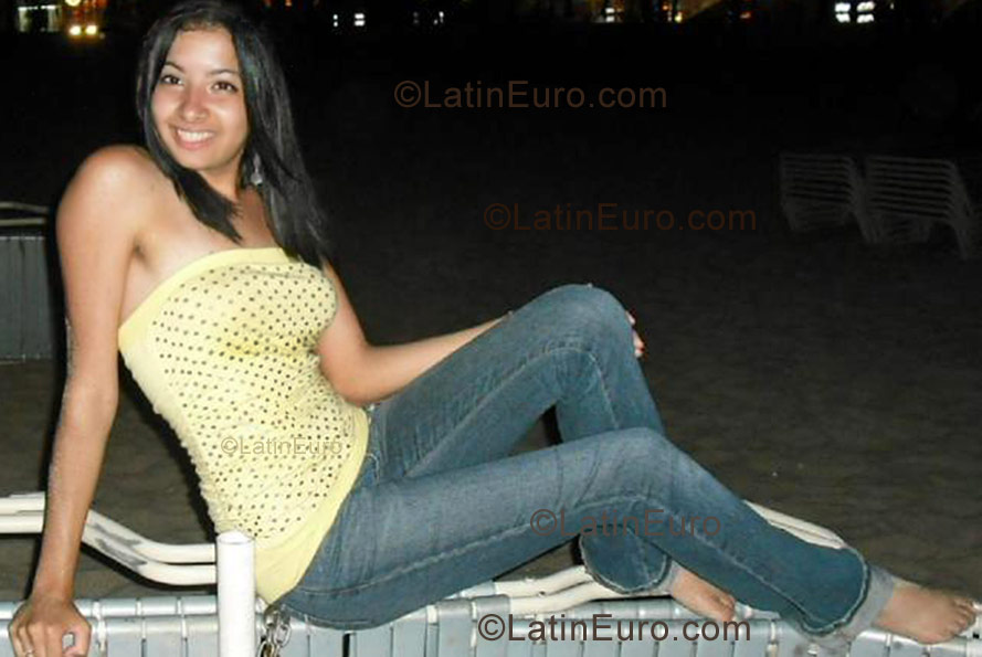 Date this good-looking Dominican Republic girl Pamela from Santo Domingo N-303