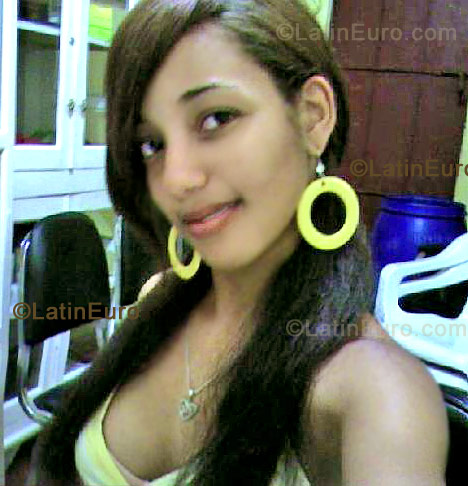 Date this athletic Dominican Republic girl Lilian from Barahona N-398