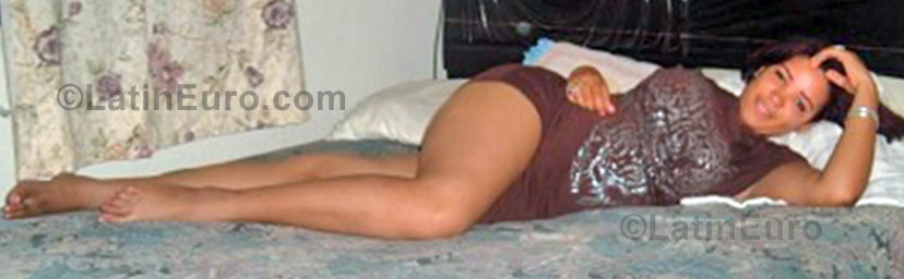 Date this nice looking Dominican Republic girl Aidee from La Vega  N-421