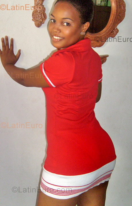 Date this foxy Dominican Republic girl Silvia from Santiago N-440