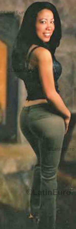 Date this lovely Dominican Republic girl Dilenia from Santo Dominigo N-641