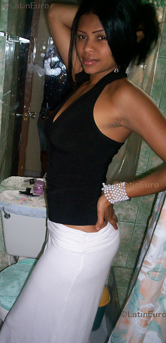 Date this nice looking Dominican Republic girl Diana from Santiago N1065