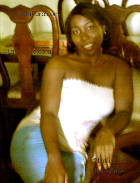 Date this happy Dominican Republic girl Natalia from Santo Domingo N186