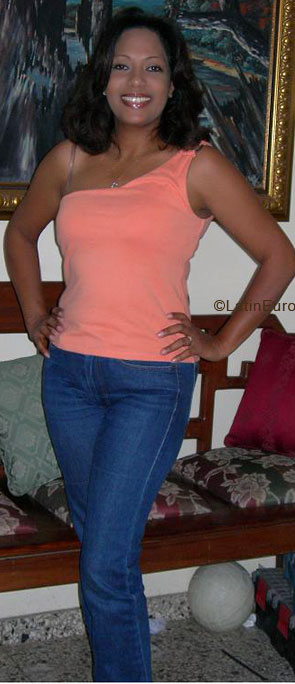 Date this voluptuous Dominican Republic girl Dorca from Santo Domingo N2236