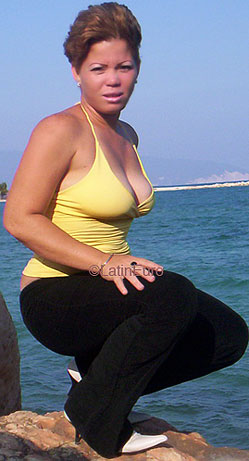 Date this voluptuous Dominican Republic girl Quisquella from Barahona N2439