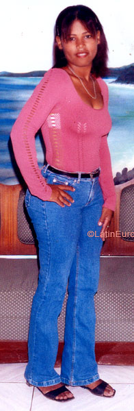 Date this attractive Dominican Republic girl Gleni from Santiago N2751