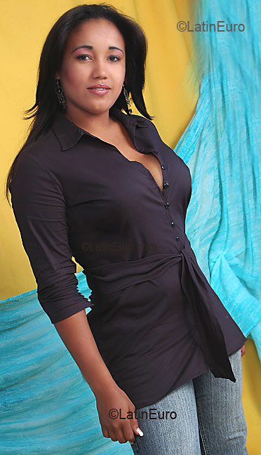 Date this nice looking Dominican Republic girl Johanna from San Critobal N532