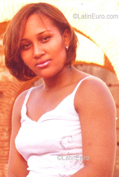 Date this nice looking Dominican Republic girl Paola from Monte Plata N549