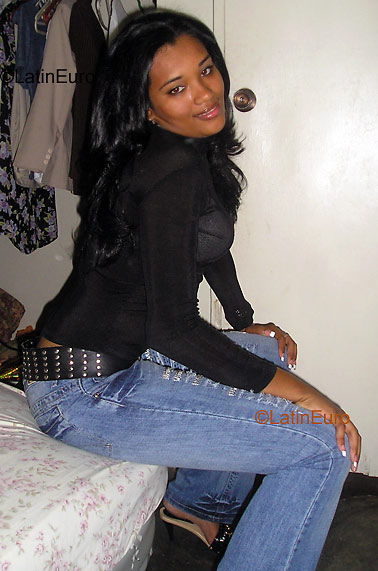 Date this sensual Dominican Republic girl Candy from Santiago N977