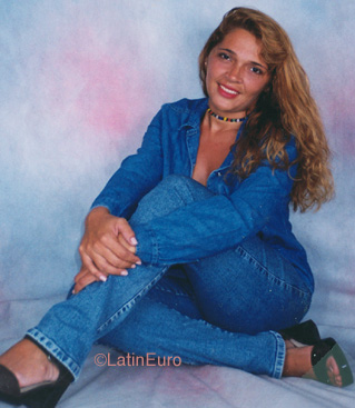 Date this attractive Brazil girl Regina from MARTINS B9770