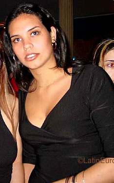 Date this athletic Brazil girl Evelyn from  B9641