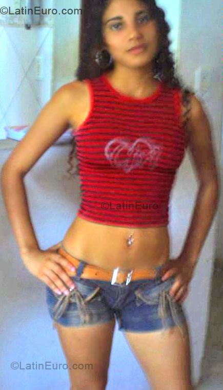 Date this attractive Brazil girl Camila from Salvador BR177