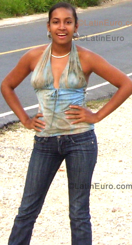 Date this nice looking Dominican Republic girl Perla from Bonao DO335